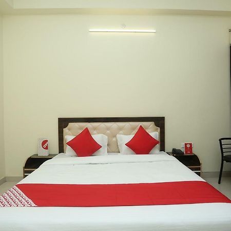Oyo 16995 Sr Blessings Hotel Chinhat Kültér fotó