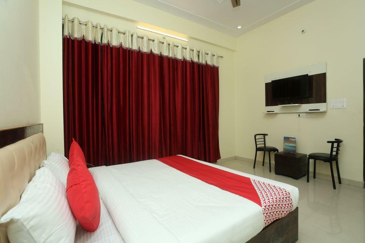 Oyo 16995 Sr Blessings Hotel Chinhat Kültér fotó