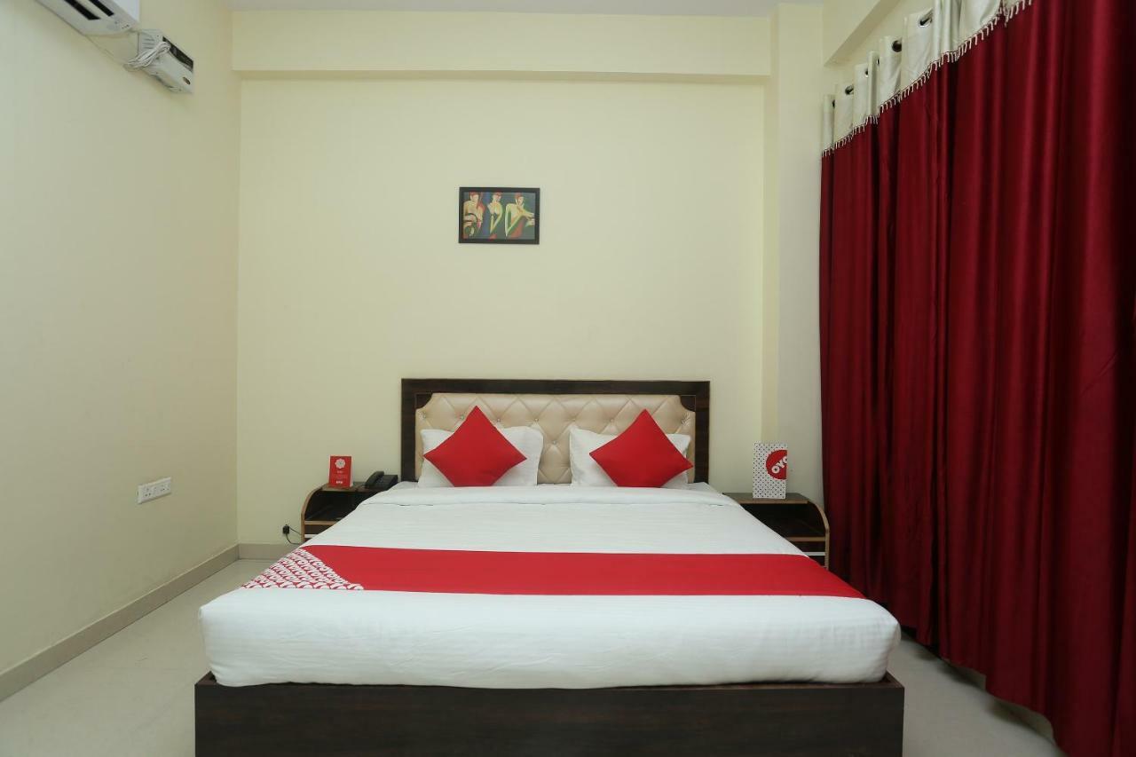 Oyo 16995 Sr Blessings Hotel Chinhat Kültér fotó